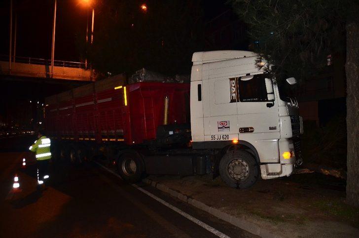 Samsun’da tır ağaca çarptı: 1 yaralı G2