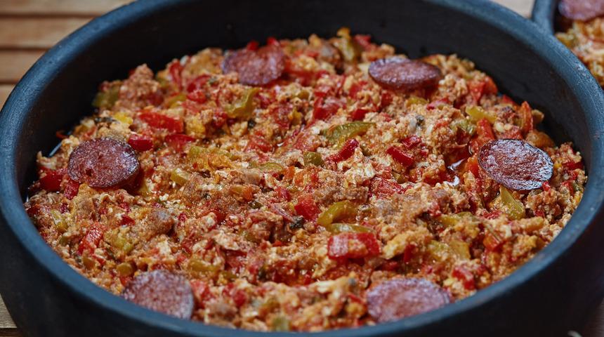 Bir de b&ouml;yle deneyin: Sucuklu menemen nasıl yapılır?
