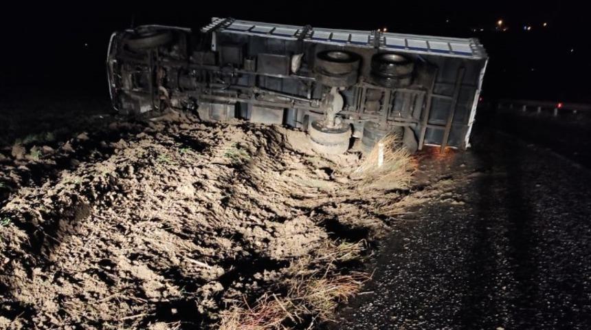 Virajı alamayan kamyon devrildi