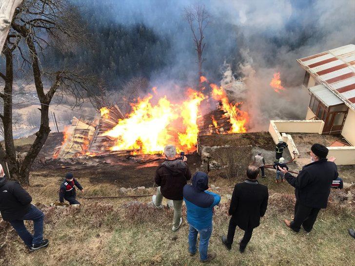 Rize'de Gölyayla köyünde çıkan yangın söndürüldü G5