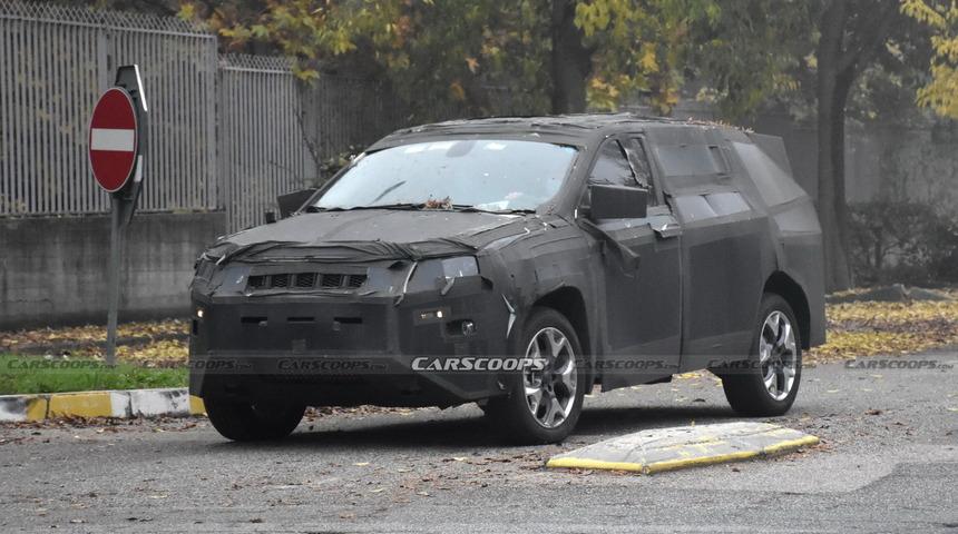 7 kişilik Jeep Grand Compass kameralara yakalandı