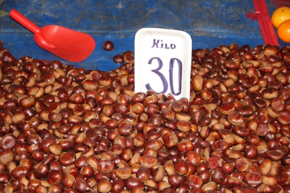 Kilosu 30 TL&rsquo;ye satılan kestane fiyatıyla el yakıyor
