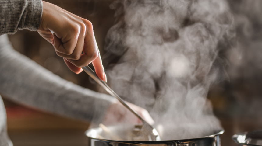 Evdeki k&ouml;t&uuml; kokuyu anında gideriyor! Tava i&ccedil;inde kavurduktan sonra...