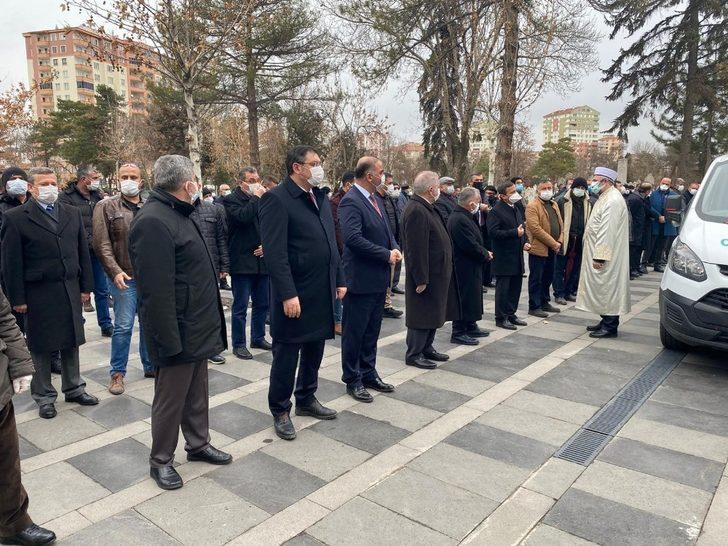 Rektör Mustafa Çalış annesi Sultan Çalış son yolculuğuna uğurlandı G3