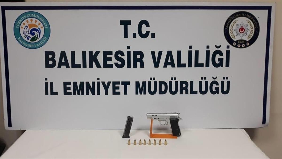 Balıkesir&rsquo;de polis 87 aran şahsı yakalarken, 21 silah ele ge&ccedil;irdi