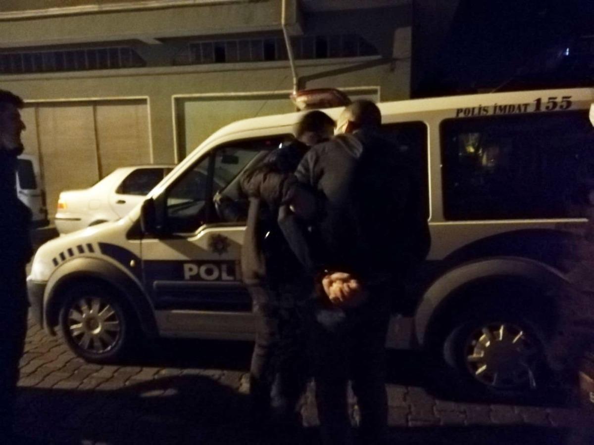 Dur ihtarına uymayan ş&uuml;pheli bek&ccedil;iler tarafından yakalandı
