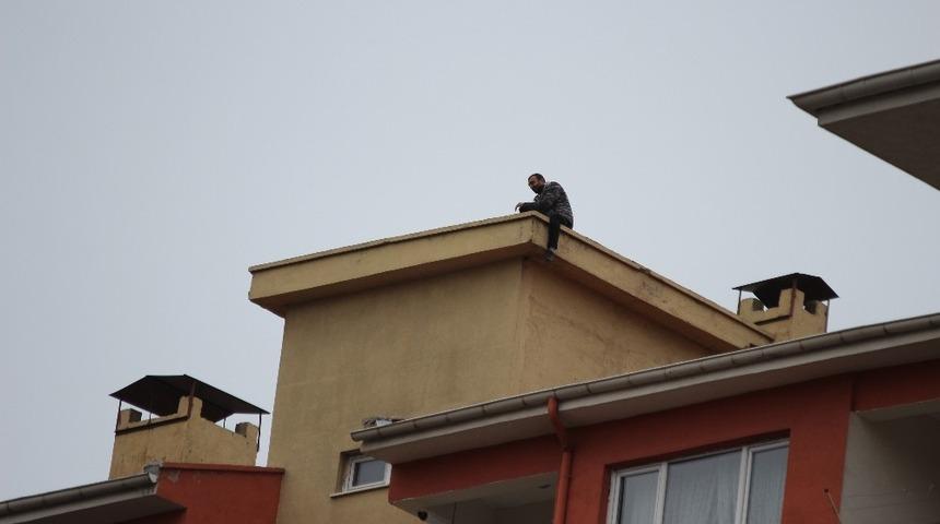 Kendisini &ccedil;atıdan atmak isteyen şahsı polis ikna etti