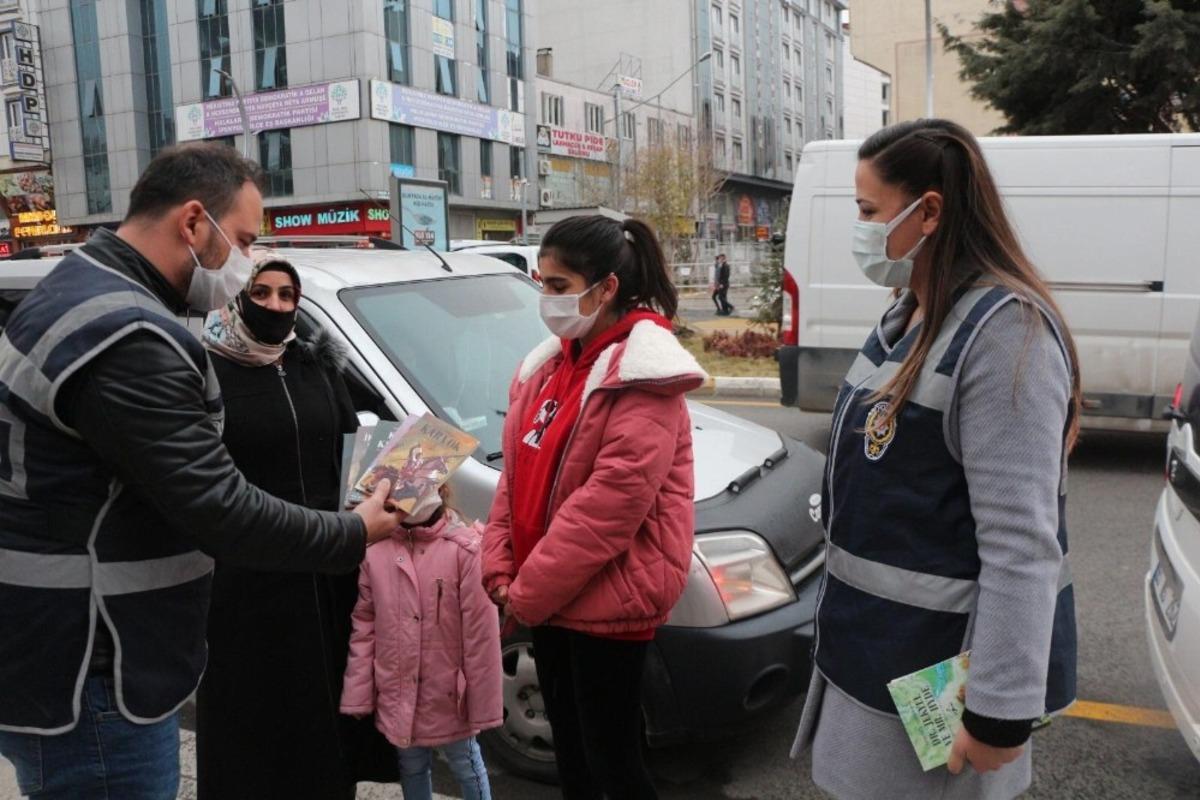 Van polisinden &ouml;ğrencilere kitap ve oyuncak desteği