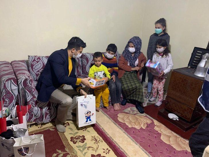 Van polisinden öğrencilere kitap ve oyuncak desteği G2