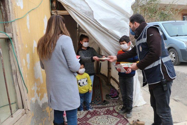Van polisinden öğrencilere kitap ve oyuncak desteği G3