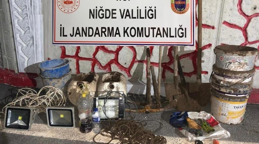 Niğde&rsquo;de bir evde define arayan 3 kişi yakalandı