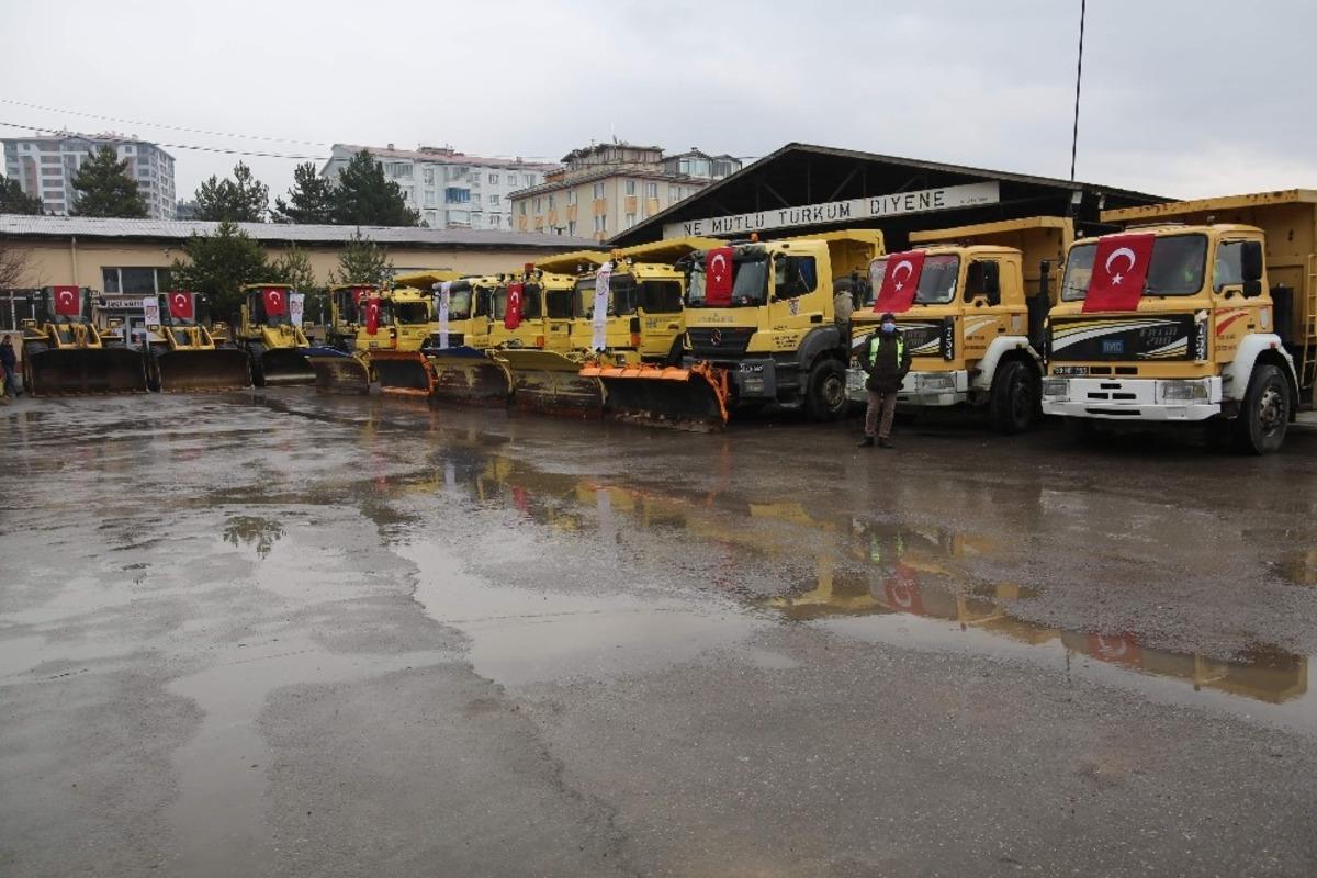 Vali Ayhan: &ldquo;Kışı y&uuml;k olarak değil, nimet olarak g&ouml;r&uuml;yoruz&rdquo;