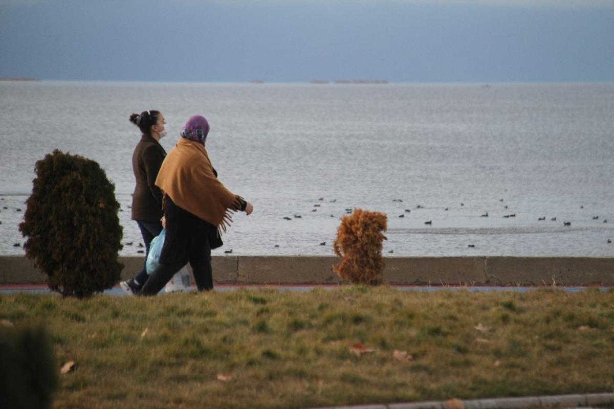 Beyşehir G&ouml;l&uuml; kıyısındaki parklara hafta i&ccedil;inde de ilgi arttı