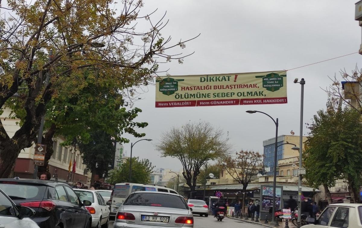 Eyy&uuml;biye&rsquo;de vir&uuml;sle ilgili uyarıcı afişler asıldı