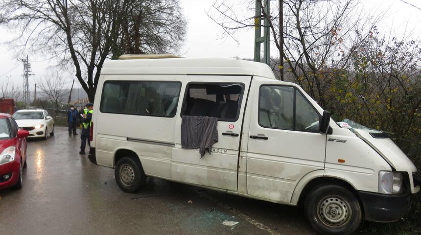 Şile'de kamyonetle minib&uuml;s kafa kafaya &ccedil;arpıştı