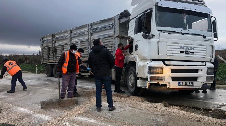 Kamyon yoldan &ccedil;ıktı, kilometrelerce kuyruk oluştu