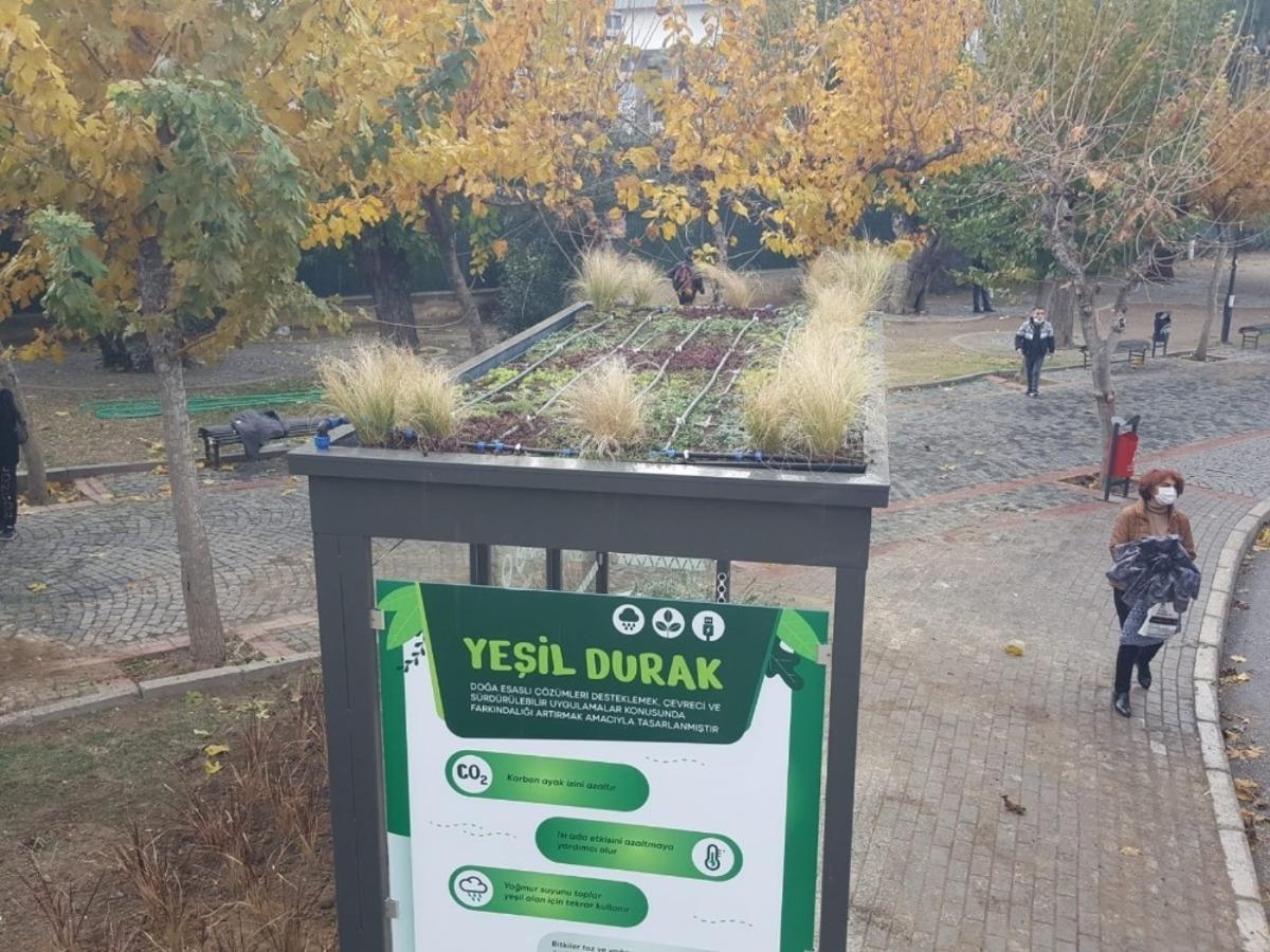 İzmir&rsquo;deki &rsquo;doğa dostu&rsquo; durak g&ouml;renleri şaşırtıyor