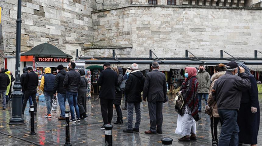 Soğuğa ve koronavir&uuml;se aldırmadılar! Nimet Abla Gişesi &ouml;n&uuml;nde sıraya girdiler