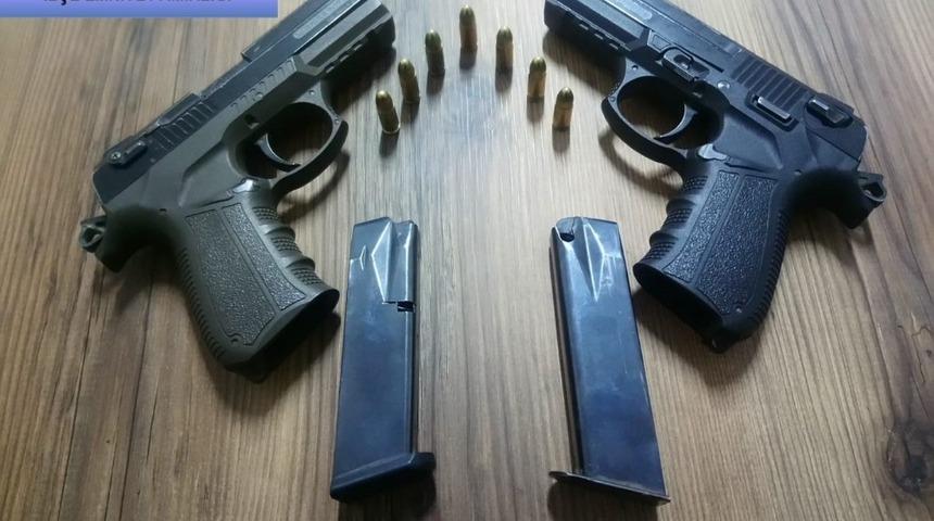 Isparta&rsquo;da ş&uuml;phe &uuml;zerine durdurulan ara&ccedil;ta ruhsatsız silah ele ge&ccedil;irildi