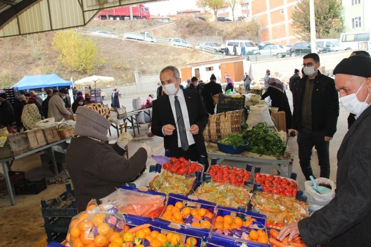 Tosya Kaymakamı pazarda Covid-19 denetimlerine &ccedil;ıktı