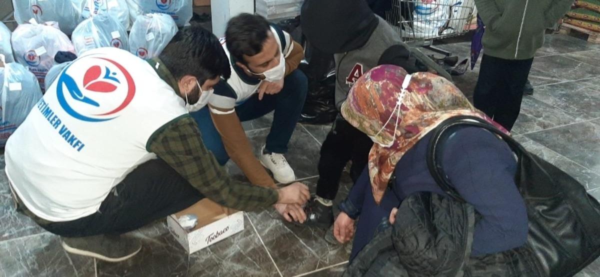 Yetimler Vakfı&rsquo;ndan bot ve mont yardımı