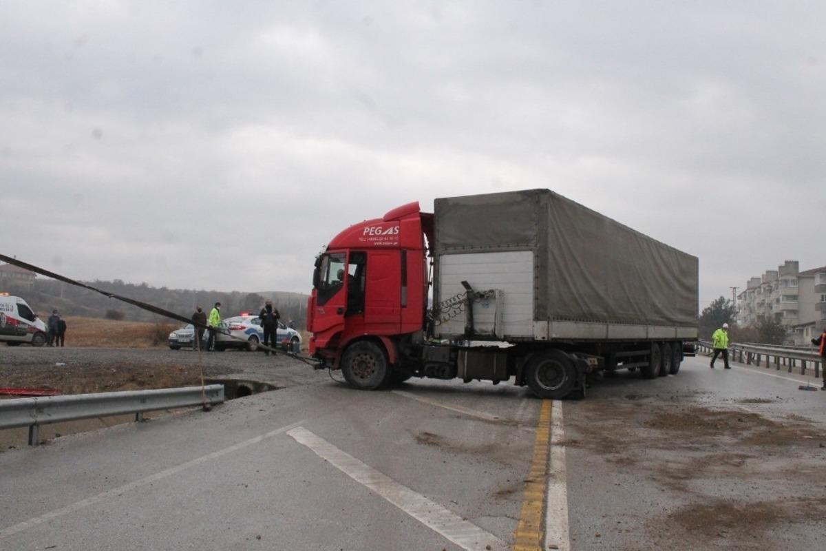 Tosya D-100&rsquo;de kontrolden &ccedil;ıkan tır trafiği kilitledi