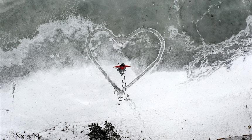 Hafta sonu kısıtlamadan kaçanlar buraya koşuyor! Yüzeyi buz tutan görüntüsü ve doğasıyla ziyaretçilerini büyüleyen Limni Gölü nerede?