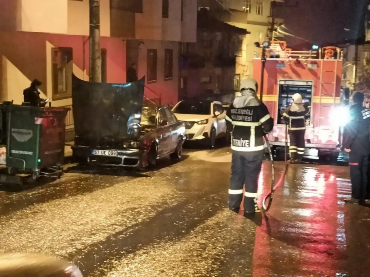 Park halindeki otomobilin motor b&ouml;l&uuml;m&uuml; yandı