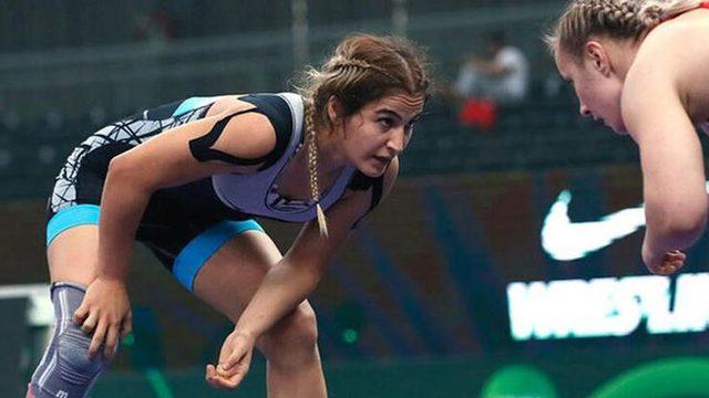 Milli güreşçi Buse Tosun, Dünya Kupası'nda gümüş madalya kazandı