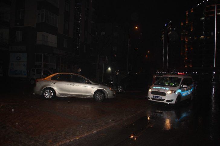 Direksiyon hakimiyetini kaybetti, park halindeki araçlar hasar verdi: 1 yaralı G1