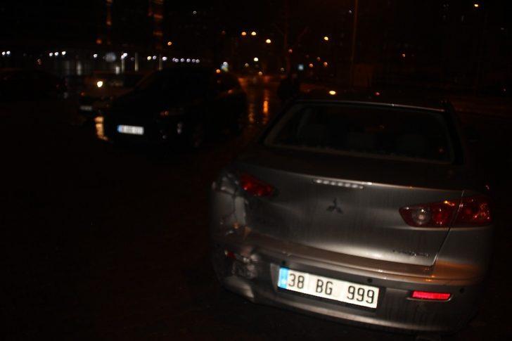 Direksiyon hakimiyetini kaybetti, park halindeki araçlar hasar verdi: 1 yaralı G2