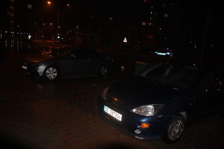 Direksiyon hakimiyetini kaybetti, park halindeki araçlar hasar verdi: 1 yaralı G3