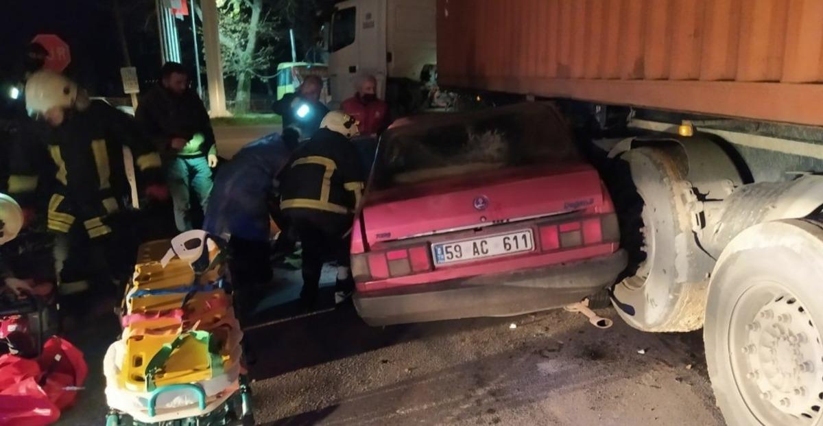 Otomobil tının altına girdi: 2 yaralı