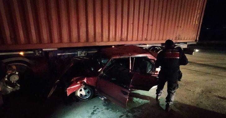 Otomobil tının altına girdi: 2 yaralı G2