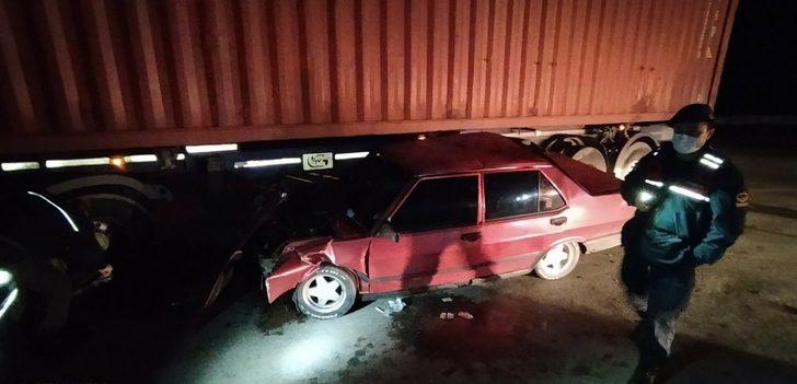 Otomobil tının altına girdi: 2 yaralı G3