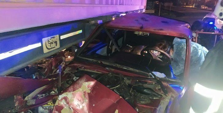 Otomobil tının altına girdi: 2 yaralı G4