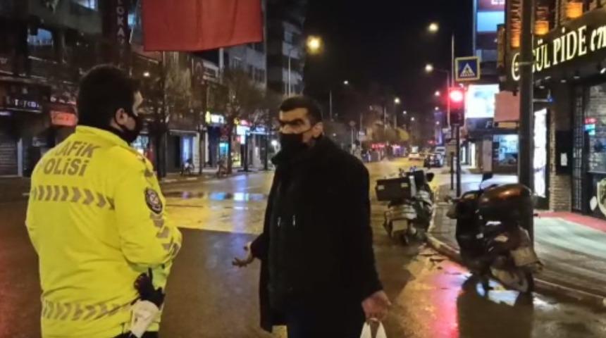 Bursa'da polis ekipleri kısıtlamayı ihlal eden şahsın evsiz olduğunu öğrenince cezai işlem uygulamadı