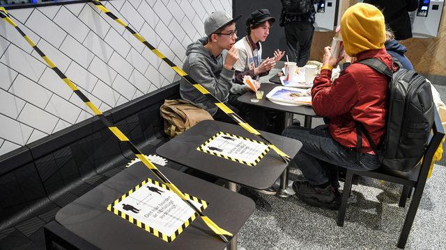 Stockholm'de bir restoranın uyguladığı sosyal mesafe önlemi.