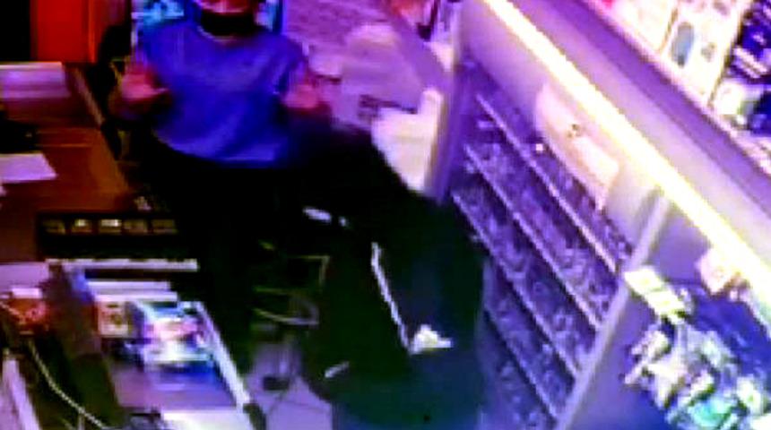 Avcılar'da markette silahlı soygun kamerada