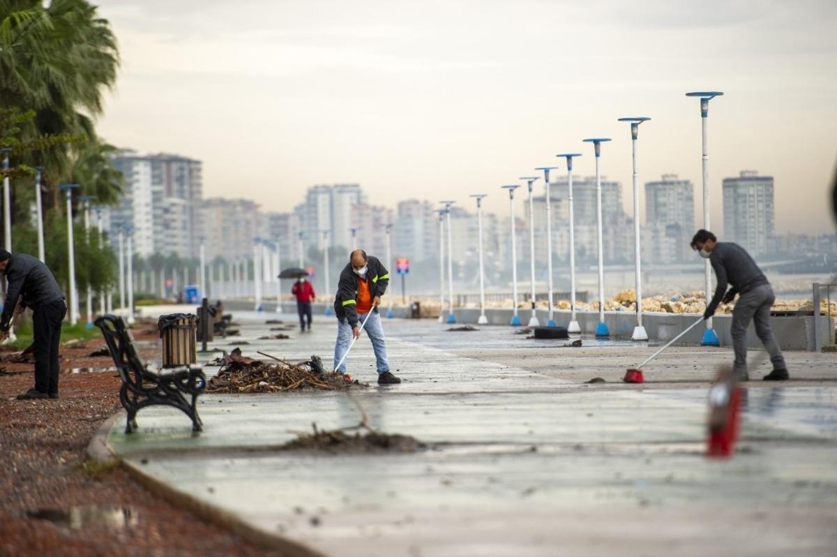 Mersin&rsquo;de yoğun yağışın izleri siliniyor