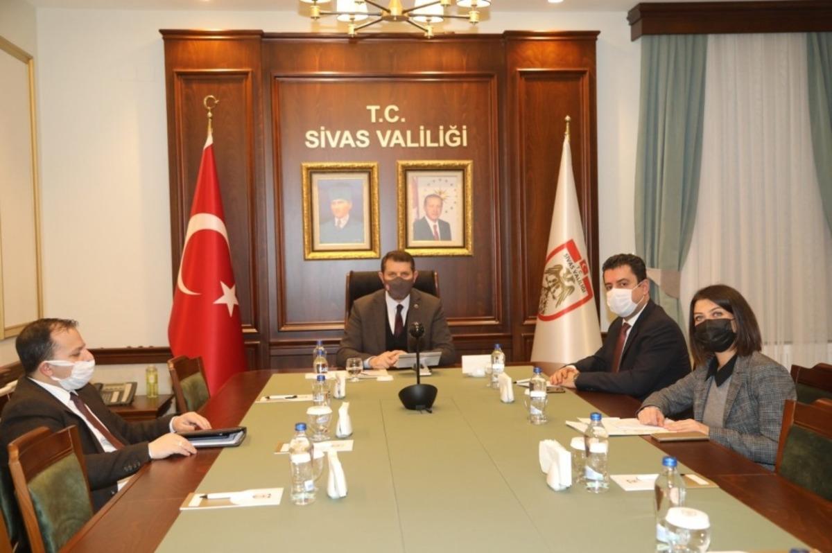 Vali Ayhan, m&uuml;d&uuml;rlerin taleplerini dinledi