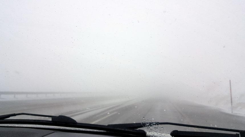 Doğu Anadolu&rsquo;da sisten g&ouml;r&uuml;ş mesafesi 10 metreye d&uuml;şt&uuml;