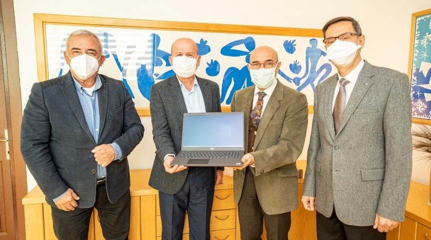 İzmir&rsquo;deki depremzede &ouml;ğrencilere bilgisayar bağışı