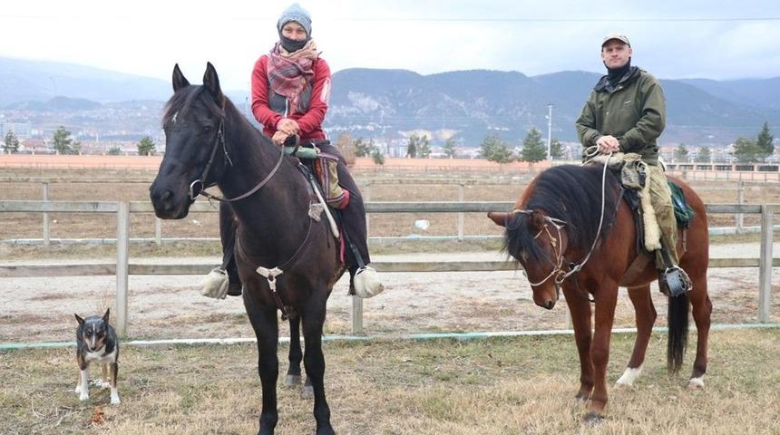 At sırtında dünya turu yapan gezginler Kütahya'da