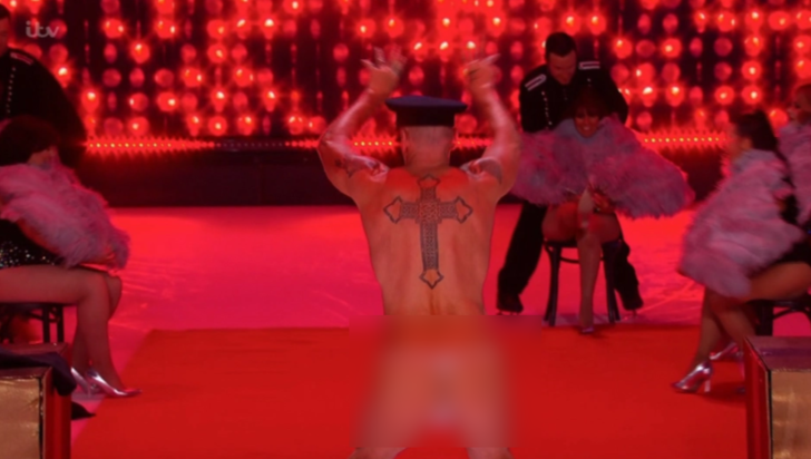 Canlı yayında inanılmaz anlar! Çırılçıplak soyundular  G5