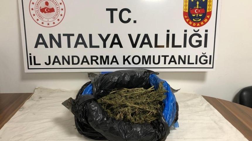 Otob&uuml;s terminalinde uyuşturucu operasyonu