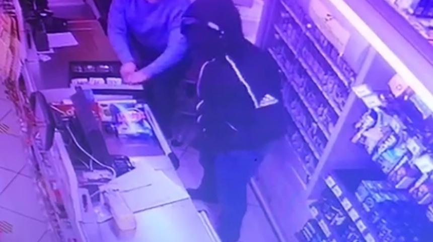 Avcılar&rsquo;da markette soygun anı g&ouml;r&uuml;nt&uuml;leri ortaya &ccedil;ıktı