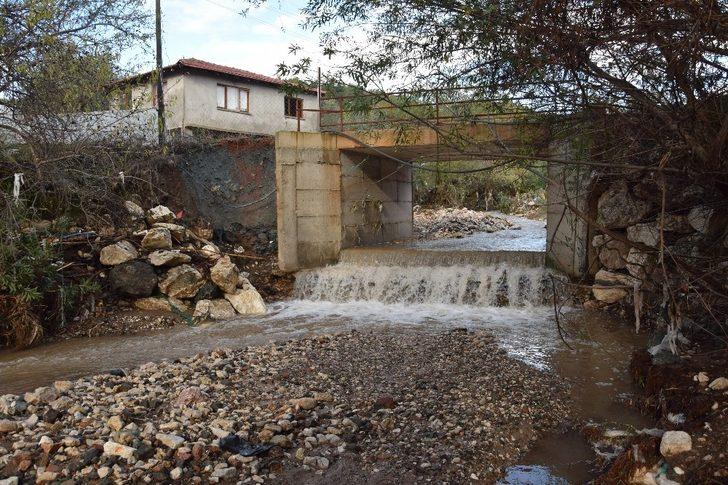 Yağışın vurduğu Kumluca’da yaralar sarılıyor G4