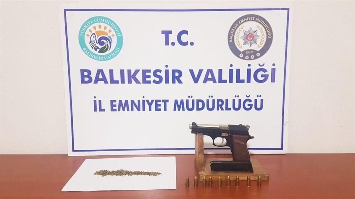 Balıkesir&rsquo;de polis 18 aranan şahsı yakalarken, 4 silah ele ge&ccedil;irdi