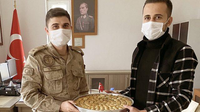 Salgın sürecinde kesintisiz görev yapan kurumlara baklava ikramı